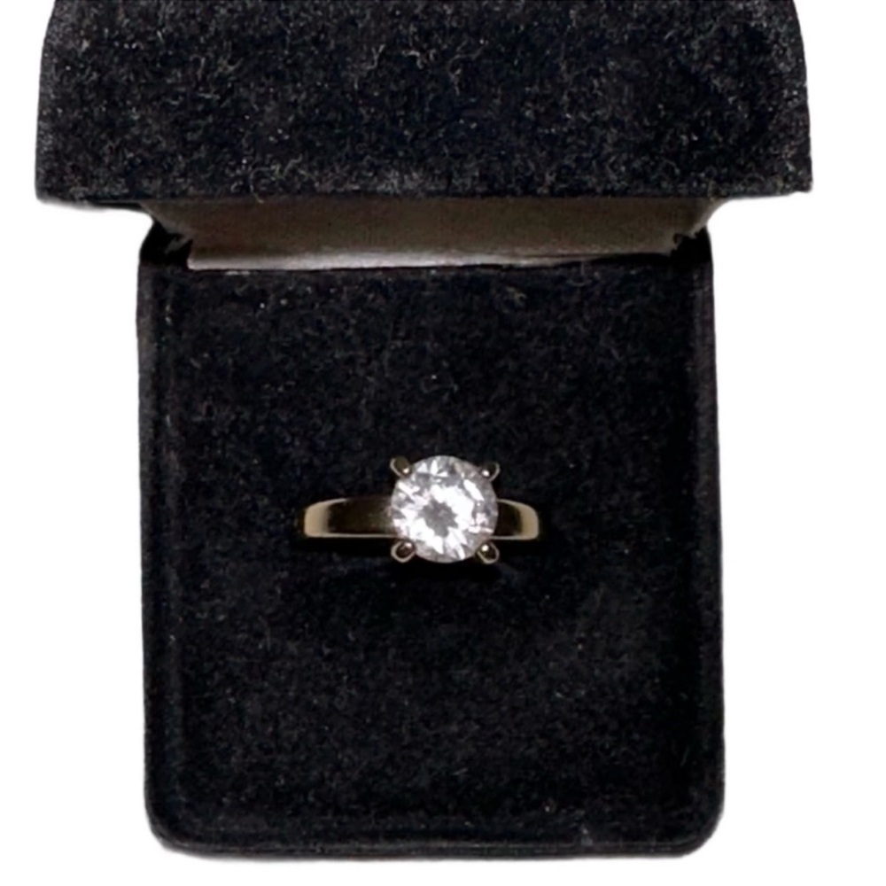 Elegant Silver Solitaire Ring